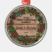 私たちの初めてのクリスマス結婚したの素朴な木の果実 メタルオーナメント (正面)