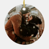 私たちの初めてのクリスマス結婚したの赤い金ゴールドエレガント写真 セラミックオーナメント (裏面)