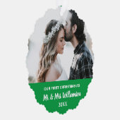 私たちの初めてのクリスマス結婚したカップルカスタム写真 オーナメントカード (右)