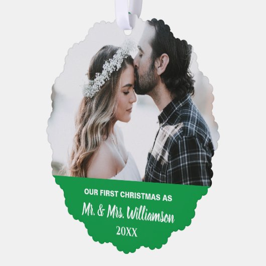 私たちの初めてのクリスマス結婚したカップルカスタム写真 オーナメントカード (左)