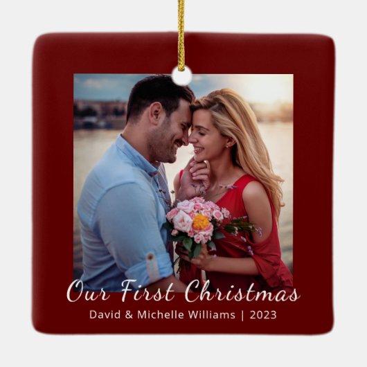私たちの初めてのクリスマス結婚したカップル写真 セラミックオーナメント (裏面)