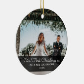 私たちの初めてのクリスマス結婚したスクリプトのカップルの写真 セラミックオーナメント (右)