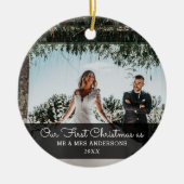 私たちの初めてのクリスマス結婚したスクリプトのカップルの写真 セラミックオーナメント (正面)