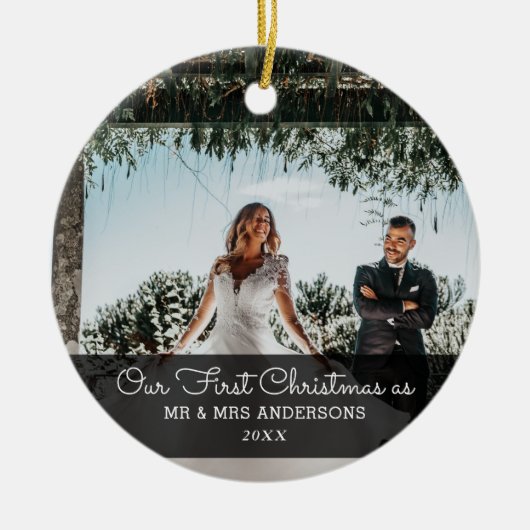 私たちの初めてのクリスマス結婚したスクリプトのカップルの写真 セラミックオーナメント (正面)