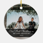 私たちの初めてのクリスマス結婚したスクリプトのカップルの写真 セラミックオーナメント (裏面)