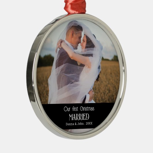 私たちの初めてのクリスマス結婚したスクリプトのカップルの写真 メタルオーナメント (右)