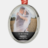 私たちの初めてのクリスマス結婚したスクリプトのカップルの写真 メタルオーナメント (左)