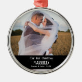 私たちの初めてのクリスマス結婚したスクリプトのカップルの写真 メタルオーナメント (正面)