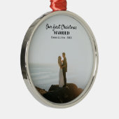 私たちの初めてのクリスマス結婚したスクリプトのカップル写真Ce メタルオーナメント (右)
