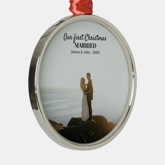 私たちの初めてのクリスマス結婚したスクリプトのカップル写真Ce メタルオーナメント (右)