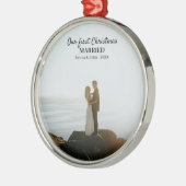 私たちの初めてのクリスマス結婚したスクリプトのカップル写真Ce メタルオーナメント (左)