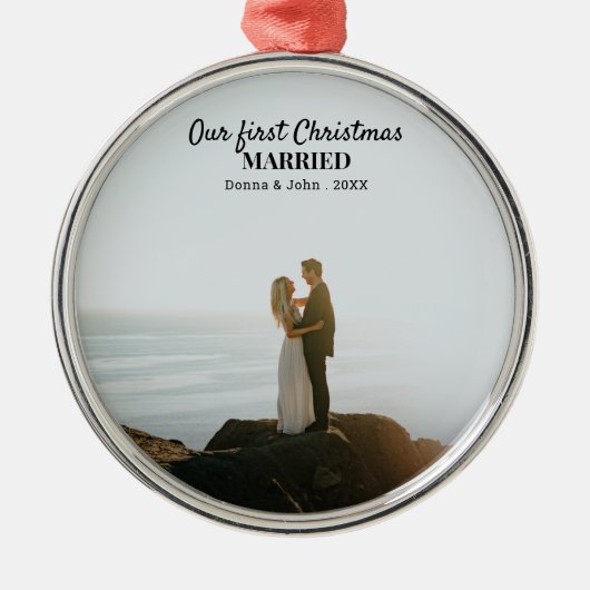 私たちの初めてのクリスマス結婚したスクリプトのカップル写真Ce メタルオーナメント (正面)