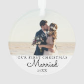 私たちの初めてのクリスマス結婚したパーソナライズされた写真 オーナメント (裏面)