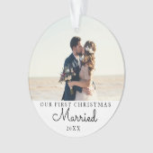 私たちの初めてのクリスマス結婚したパーソナライズされた写真 オーナメント (正面)