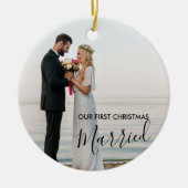 私たちの初めてのクリスマス結婚したパーソナライズされた写真 セラミックオーナメント (正面)