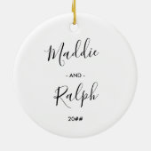私たちの初めてのクリスマス結婚したパーソナライズされた写真 セラミックオーナメント (裏面)