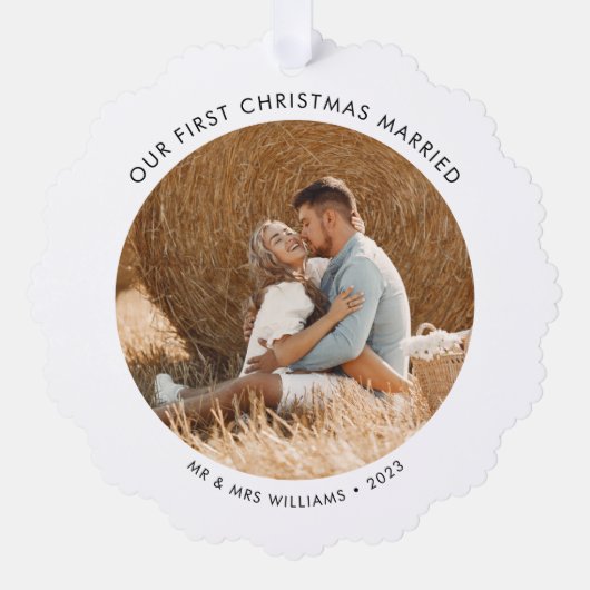 私たちの初めてのクリスマス結婚したフォトホリデー オーナメントカード (正面)