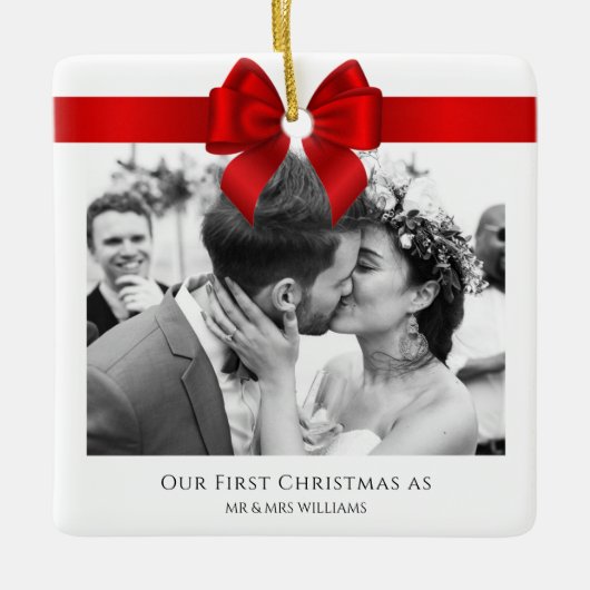私たちの初めてのクリスマス結婚したミニマリストのミスターとミセス セラミックオーナメント (正面)