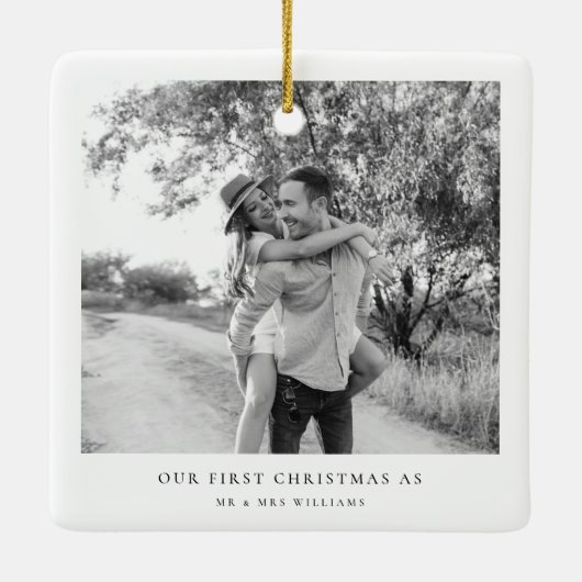 私たちの初めてのクリスマス結婚したミニマリストのミスターとミセス セラミックオーナメント (裏面)