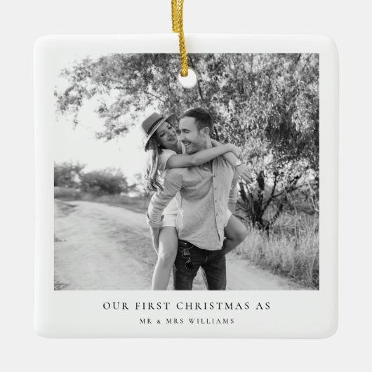 私たちの初めてのクリスマス結婚したミニマリストのミスターとミセス セラミックオーナメント (正面)