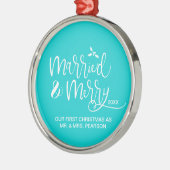 私たちの初めてのクリスマス結婚したメリーティール（緑がかった色） メタルオーナメント (左)