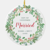 私たちの初めてのクリスマス結婚したレッドグリーンリース セラミックオーナメント (裏面)