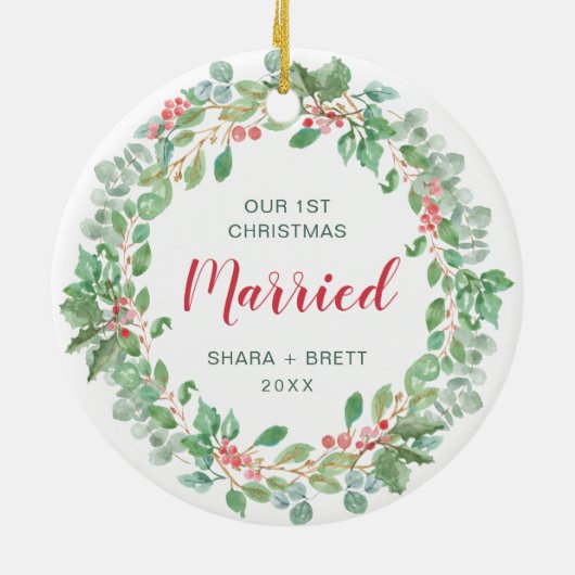 私たちの初めてのクリスマス結婚したレッドグリーンリース セラミックオーナメント (裏面)