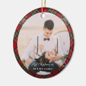 私たちの初めてのクリスマス結婚した写真スチュワートタータンチェック セラミックオーナメント (左)