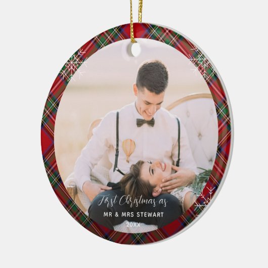 私たちの初めてのクリスマス結婚した写真スチュワートタータンチェック セラミックオーナメント (左)