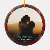 私たちの初めてのクリスマス結婚した写真スチュワートタータンチェック セラミックオーナメント (裏面)