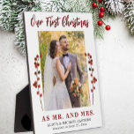 私たちの初めてのクリスマス結婚した写真 フォトプラーク<br><div class="desc">夫婦結婚したの初めてのクリスマスは赤い実の枝とユニーク付いた記念のプラーク、あなたの写真と赤いタイポグラフィのスクリプトの文字を持つモダン。         新婚のための美しいギフトになることができる。</div>