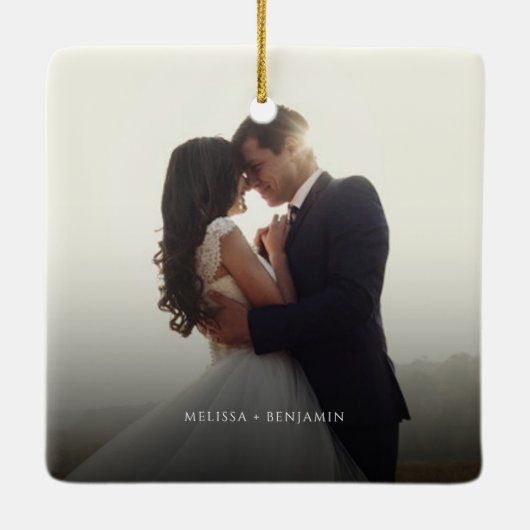 私たちの初めてのクリスマス結婚した写真Keepsake セラミックオーナメント (裏面)