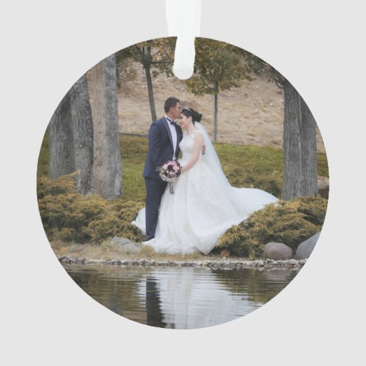 私たちの初めてのクリスマス結婚した2枚の写真モダン オーナメント (裏面)