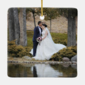 私たちの初めてのクリスマス結婚した2枚の写真モダン セラミックオーナメント (裏面)