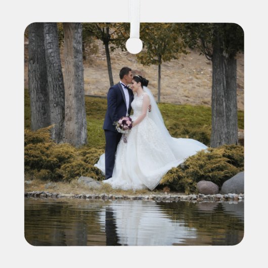 私たちの初めてのクリスマス結婚した2枚の写真モダン メタルオーナメント (裏面)