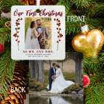 私たちの初めてのクリスマス結婚した2枚の写真モダン メタルオーナメント<br><div class="desc">赤い結婚した果実の枝とユニーク赤いタイポグラフィの木のオーナメント、あなたの写真と赤いのスクリプトの文字とミセスのカップルの初めてのクリスマス。         新婚のための美しいギフトになることができる。</div>