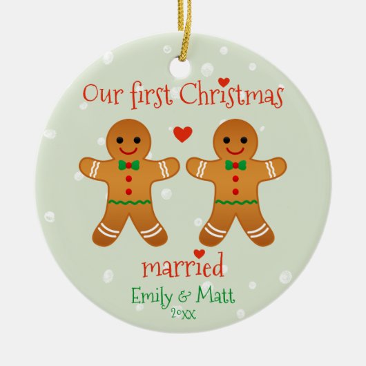 私たちの初めてのクリスマス結婚した – かわいいジンジャーブレッドマン セラミックオーナメント (正面)