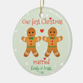 私たちの初めてのクリスマス結婚した – かわいいジンジャーブレッドマン セラミックオーナメント (左)