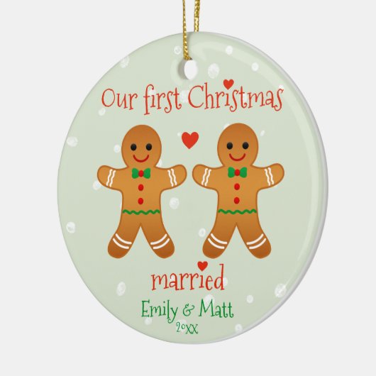 私たちの初めてのクリスマス結婚した – かわいいジンジャーブレッドマン セラミックオーナメント (左)