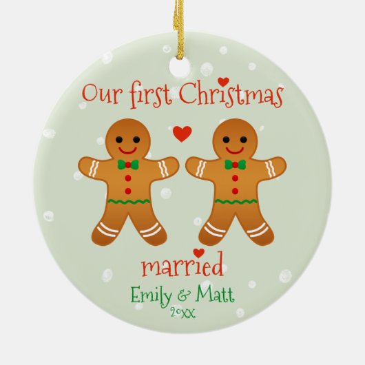 私たちの初めてのクリスマス結婚した – かわいいジンジャーブレッドマン セラミックオーナメント (裏面)