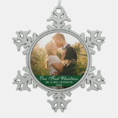 私たちの初めてのクリスマス結婚のフォトグリーン スノーフレークピューターオーナメント (正面)