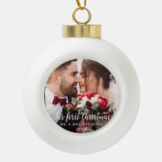 私たちの初めてのクリスマス結婚の写真の白いスクリプト セラミックボールオーナメント (正面)