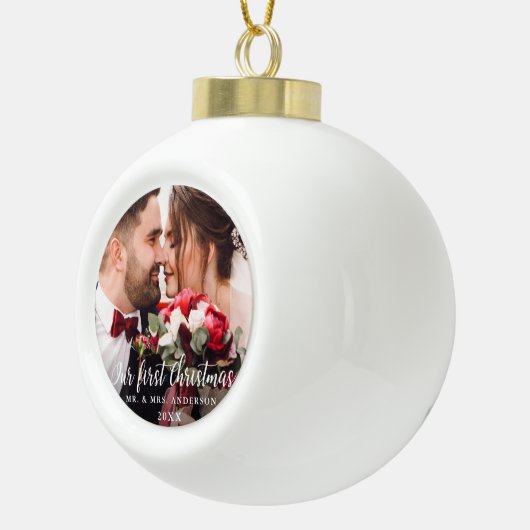 私たちの初めてのクリスマス結婚の写真の白いスクリプト セラミックボールオーナメント (右)