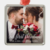 私たちの初めてのクリスマス結婚の写真の白いスクリプト メタルオーナメント (正面)