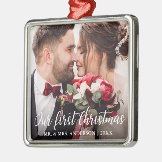 私たちの初めてのクリスマス結婚の写真の白いスクリプト メタルオーナメント (左)