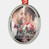 私たちの初めてのクリスマス結婚の写真の白いスクリプトR メタルオーナメント (左)