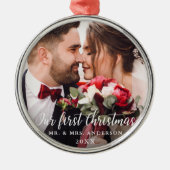 私たちの初めてのクリスマス結婚の写真の白いスクリプトR メタルオーナメント (正面)