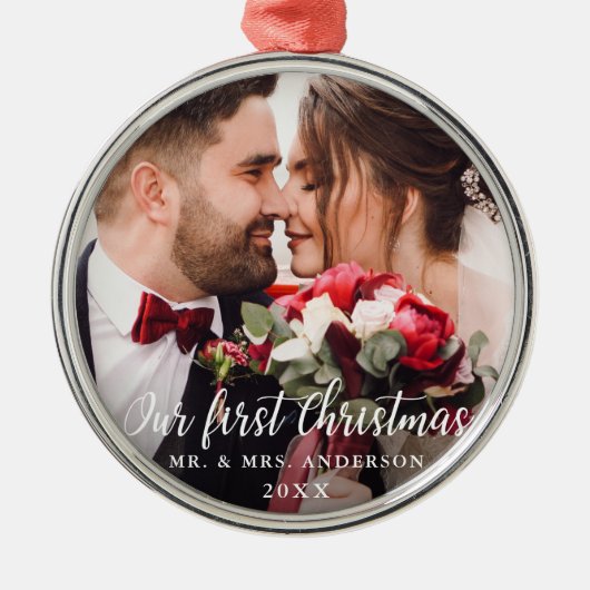 私たちの初めてのクリスマス結婚の写真の白いスクリプトR メタルオーナメント (正面)