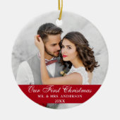 私たちの初めてのクリスマス結婚の写真の赤 セラミックオーナメント (正面)