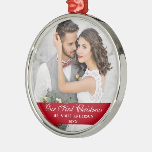 私たちの初めてのクリスマス結婚の写真の赤 メタルオーナメント (左)